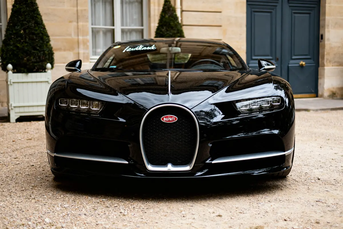 La voiture noire Bugatti : mystère, propriétaire et valeur