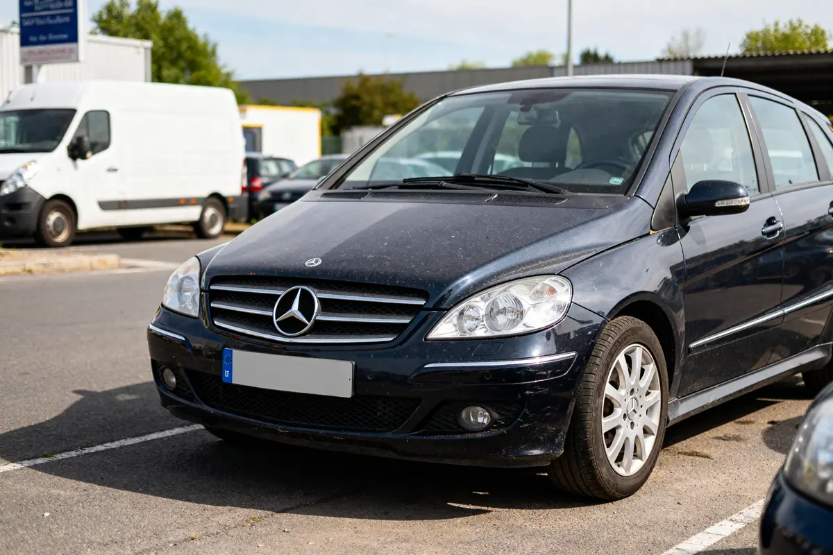 Voiture noire garée sur un parking, exemple de modèles à éviter de Mercedes Classe B