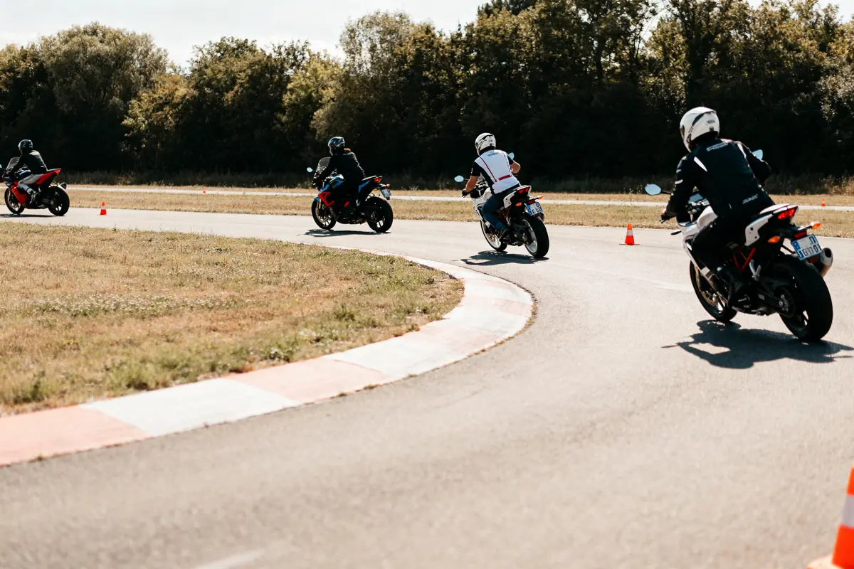 Motards apprenant à maîtriser virages sur piste moto ecole Bordeaux Lac