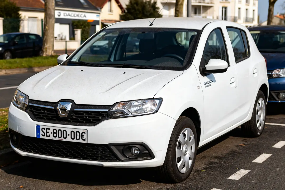 Une Dacia Sandero neuve 8000 euros stationnée en extérieur sur un parking urbain