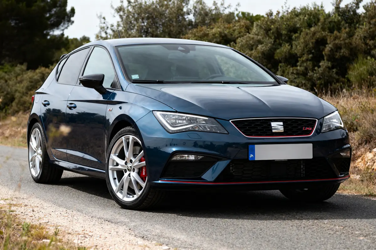 Voiture Linea R bleu foncé stationnée sur une route de campagne