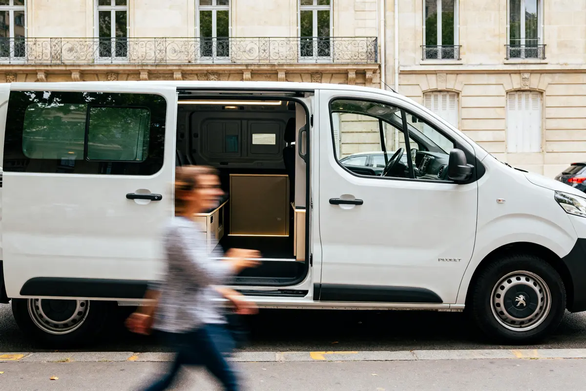 Van Peugeot Expert 5 places blanc portes ouvertes rue citadine.