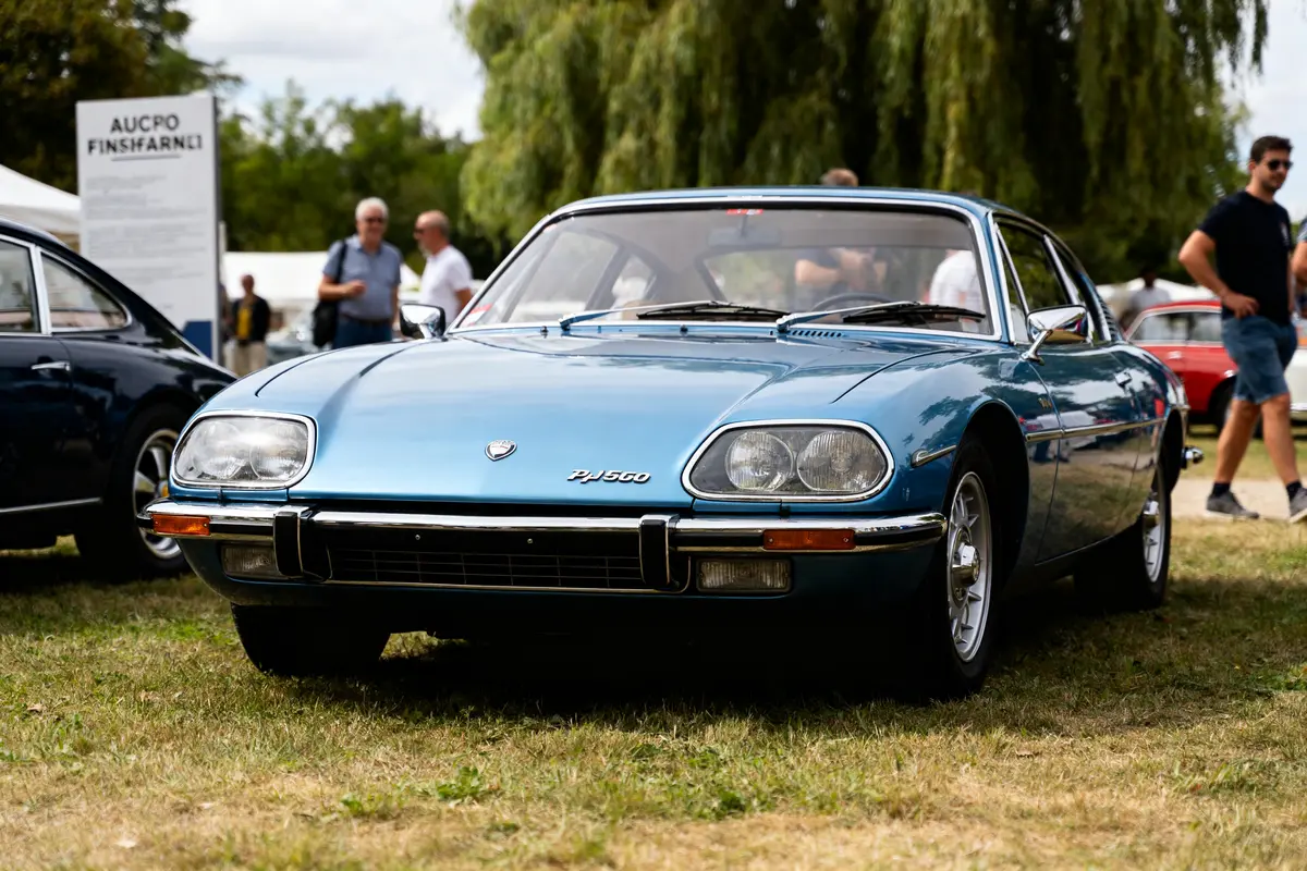 Voiture classique bleue Pijo 505 exposée lors d'un événement en plein air.