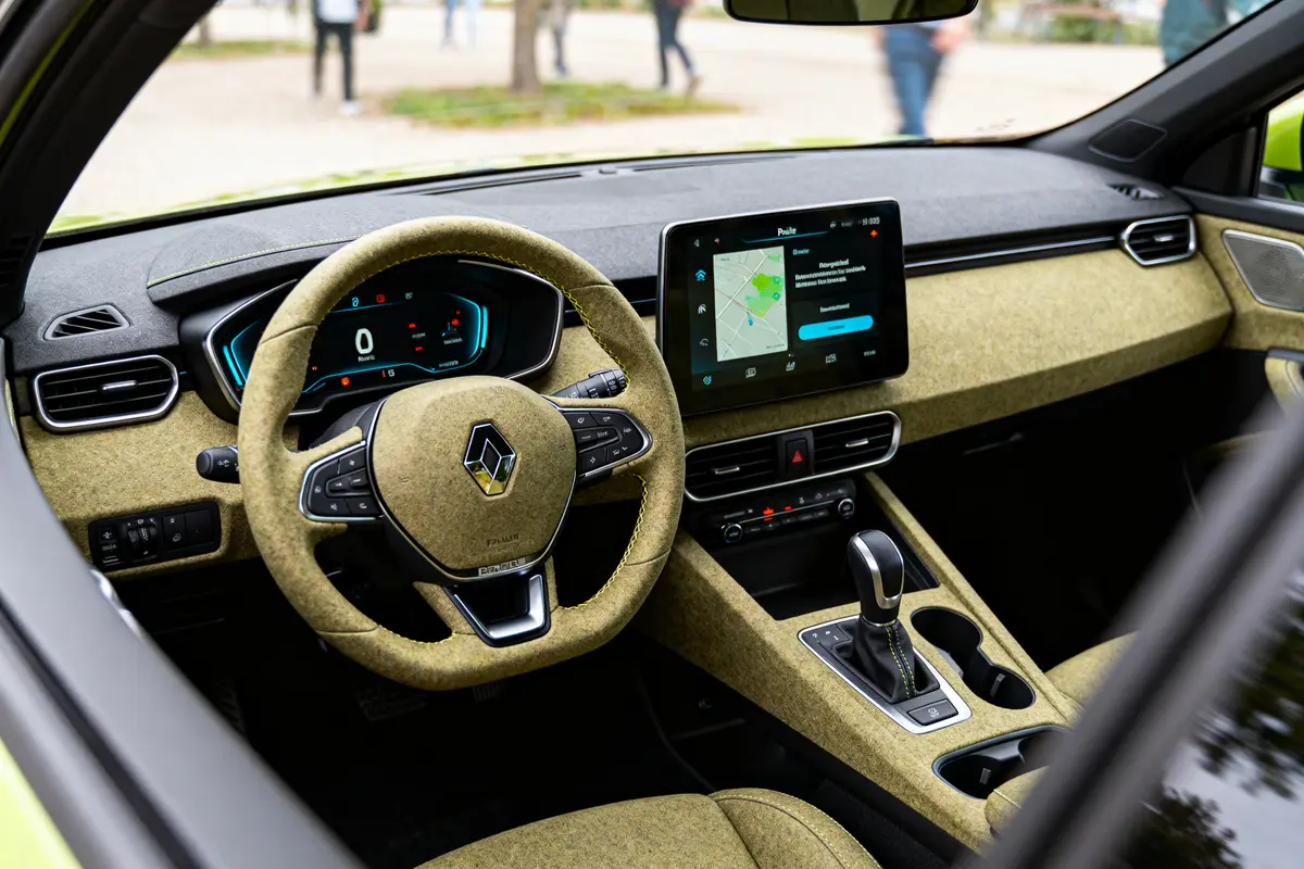 Volant et tableau de bord high-tech du Renault Rafale intérieur avec écran tactile moderne