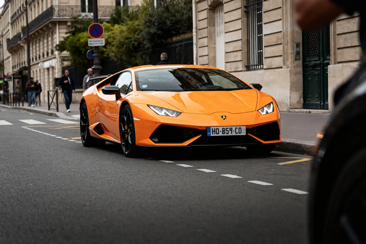 Lamborghini orange garée en ville illustrant la location d'une Lamborghini de luxe moderne