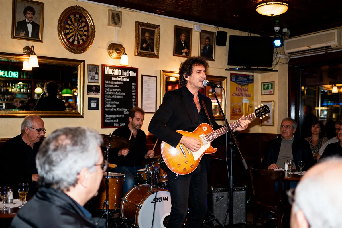 Concert intime avec groupe de musiciens, incluant une performance du groupe Mecano.